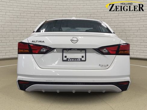 Used 2025 Nissan Altima 2.5 SV FWD image 6