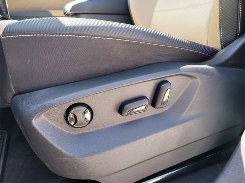 Used 2023 Volkswagen Atlas Cross Sport SE image 19