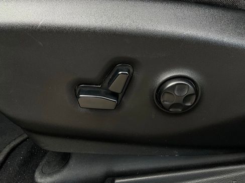 Used 2020 Chrysler Pacifica Touring-L Plus w/ S Appearance Package image 11