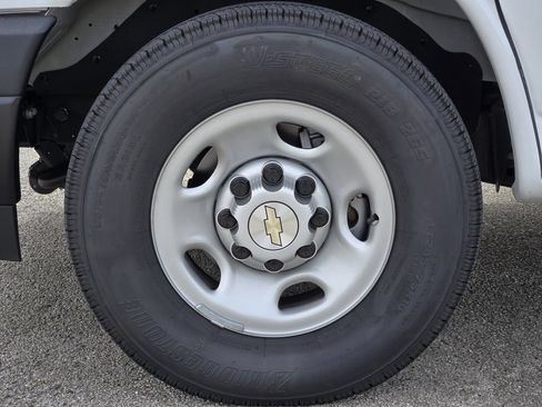 Used 2026 Chevrolet Express 2500 w/ Driver Convenience Package RWD image 11