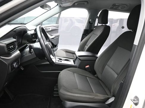 Certified 2024 Ford Explorer XLT RWD image 9