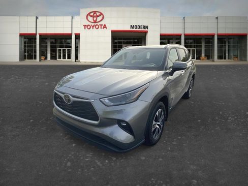 Certified 2025 Toyota Highlander XLE image 1