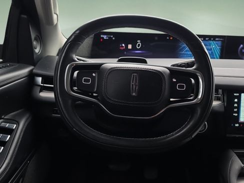 Used 2025 Lincoln Navigator Reserve AWD/4WD image 10