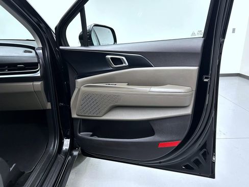 Used 2025 Kia Carnival image 16