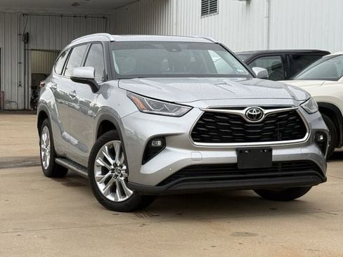 Used 2022 Toyota Highlander Limited FWD image 1