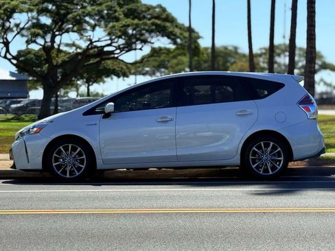 Used 2016 Toyota Prius V Three image 2