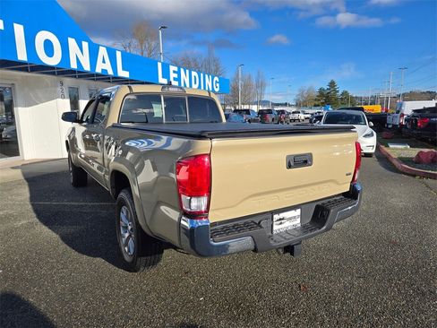 Used 2017 Toyota Tacoma 2WD Double Cab image 7