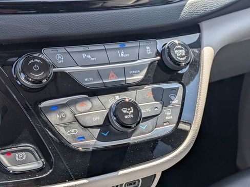 Used 2023 Chrysler Pacifica Touring-L image 21