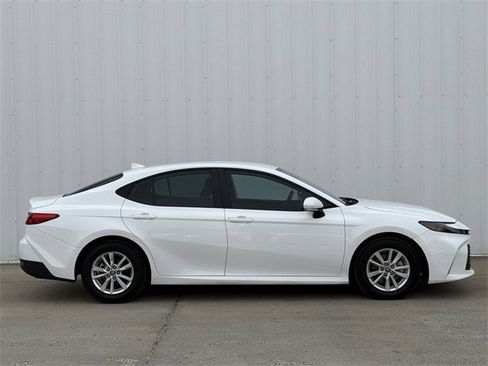 Used 2025 Toyota Camry LE image 3