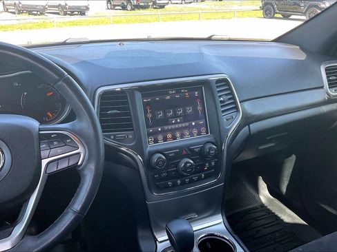 Used 2018 Jeep Grand Cherokee Altitude RWD image 9