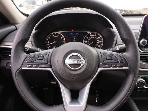 Used 2025 Nissan Altima 2.5 SV image 10