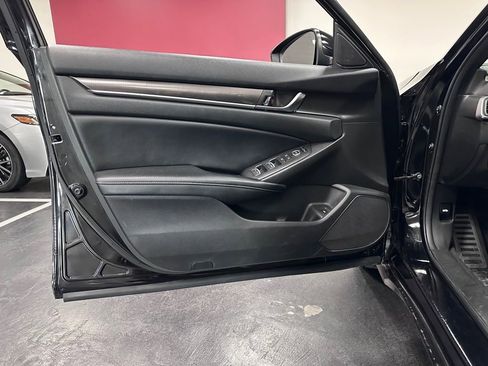 Used 2018 Honda Accord Sport image 13