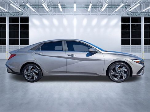 Used 2024 Hyundai Elantra SEL w/ Convenience Package image 24