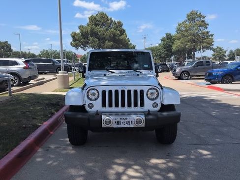 Used 2018 Jeep Wrangler Unlimited Sahara AWD/4WD image 9