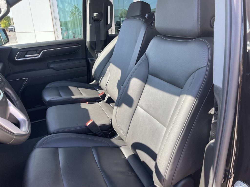 Used 2025 GMC Sierra 1500 SLT AWD/4WD image 17