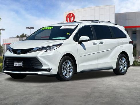 Certified 2025 Toyota Sienna Limited FWD image 10