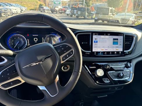 New 2026 Chrysler Pacifica Select image 15