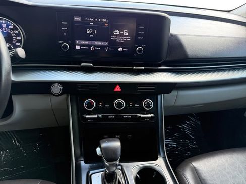 Used 2022 Kia Carnival LX FWD image 15