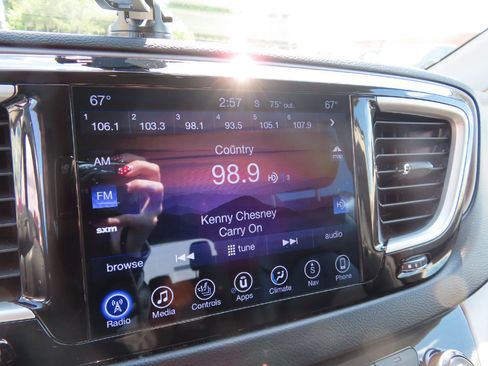 Used 2017 Chrysler Pacifica Touring-L FWD image 22