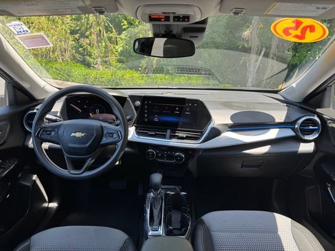Used 2025 Chevrolet Trax LT FWD image 5
