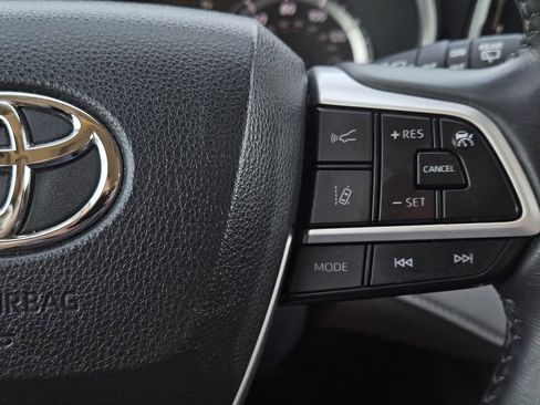 Used 2023 Toyota Highlander XLE FWD image 35