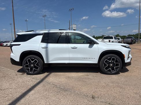 New 2026 Chevrolet Traverse High Country w/ LPO, Floor Liner Package FWD image 7