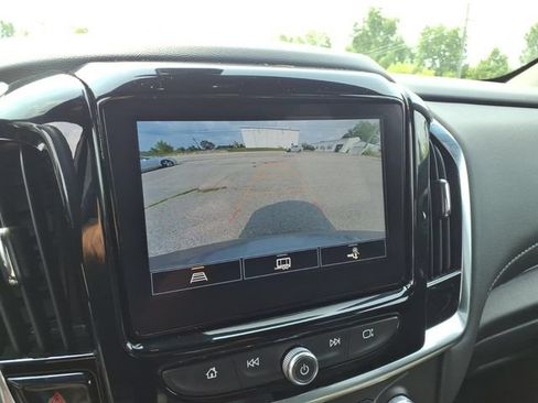 Used 2023 Chevrolet Traverse LT FWD image 19