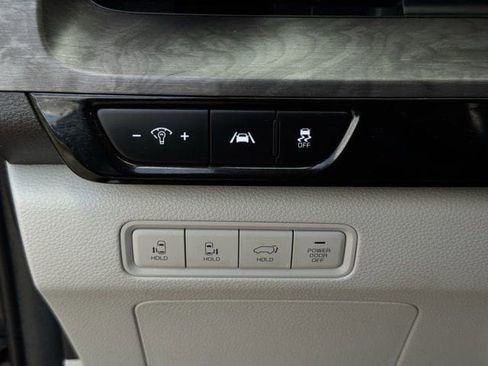 Used 2024 Kia Carnival EX FWD image 25