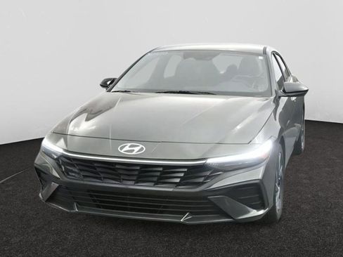 Used 2025 Hyundai Elantra Sport image 2