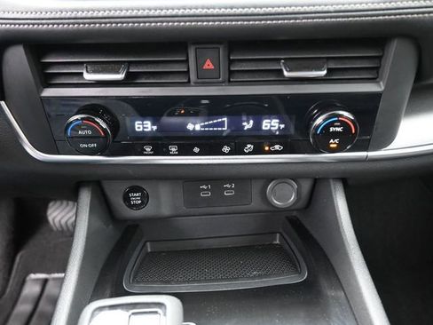 Used 2025 Nissan Rogue SV image 4