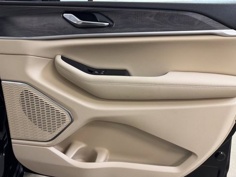 Used 2025 Jeep Grand Cherokee Limited 4xe w/ Luxury Tech Group II image 31