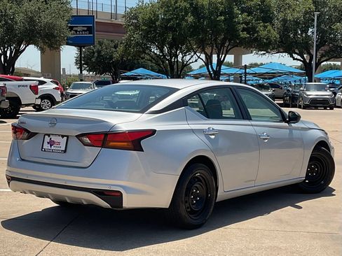 Used 2024 Nissan Altima 2.5 S FWD image 4