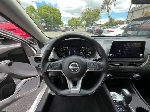 Used 2025 Nissan Altima 2.5 SV FWD image 34