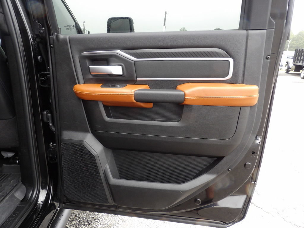 Used 2025 RAM 3500 Big Horn AWD/4WD image 32