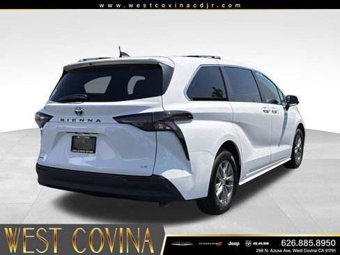 Used 2025 Toyota Sienna LE FWD image 10