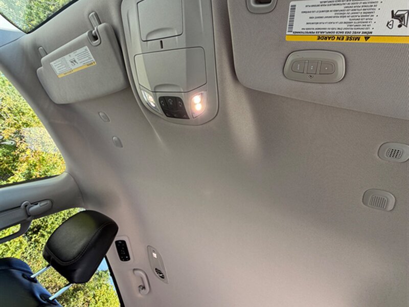 Used 2020 Chrysler Pacifica Touring-L FWD image 17