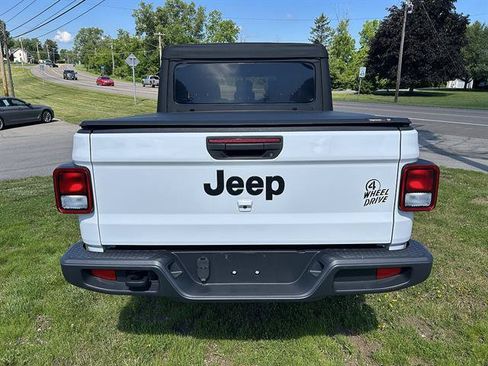 Used 2022 Jeep Gladiator Sport AWD/4WD image 4