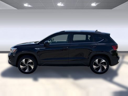 Used 2024 Volkswagen Taos SE AWD/4WD image 2