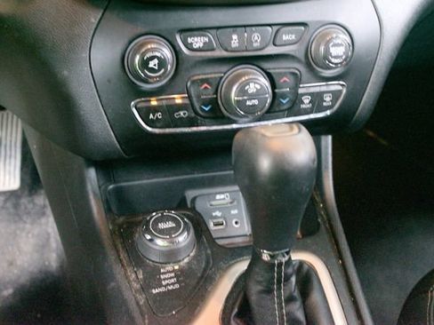 Used 2017 Jeep Cherokee Limited w/ Luxury Group AWD/4WD image 17