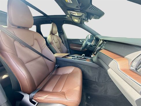 Used 2023 Volvo XC60 B5 Plus w/ Protection Package Premier image 31