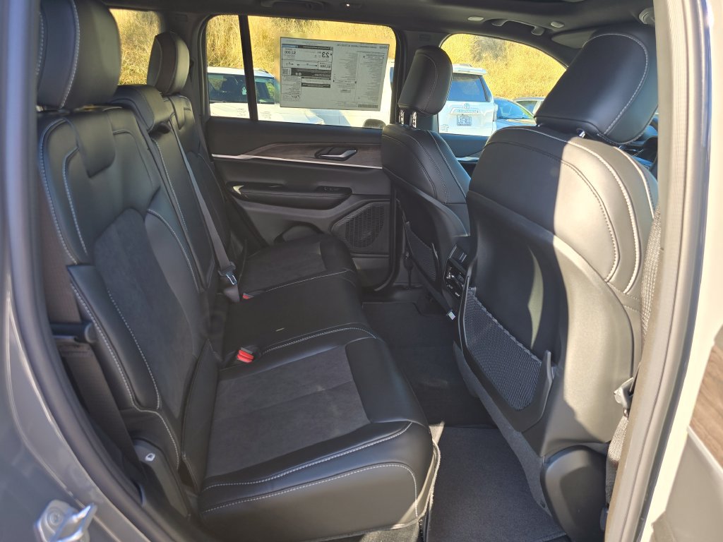 New 2027 Jeep Grand Cherokee Altitude RWD image 25