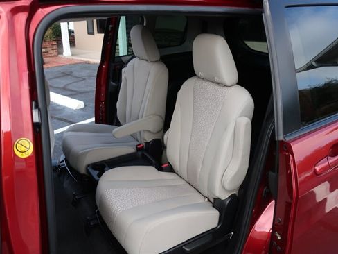 Used 2012 MAZDA MAZDA5 Touring w/ Moonroof & Audio Pkg image 12