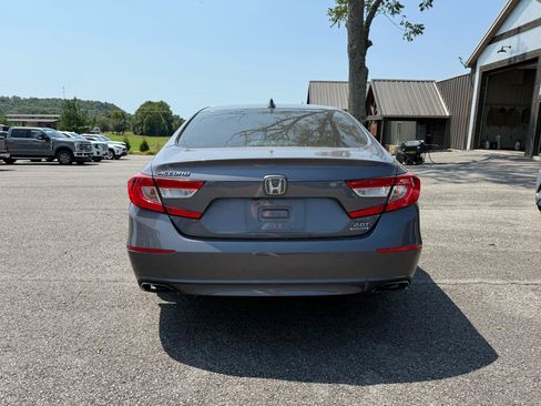 Used 2018 Honda Accord Touring image 2