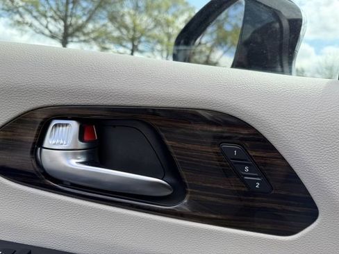 Used 2023 Chrysler Pacifica Limited FWD image 10