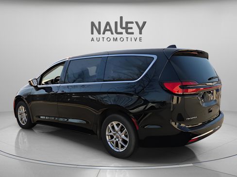 Used 2023 Chrysler Pacifica Touring-L image 3