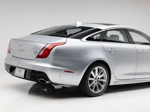 Used 2016 Jaguar XJ R-Sport RWD image 35