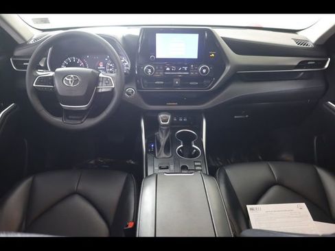 Used 2023 Toyota Highlander XLE FWD image 14