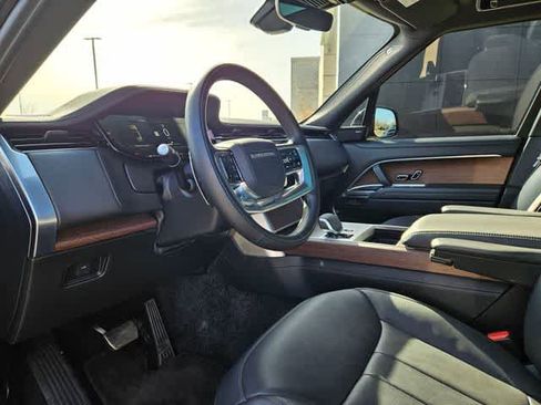 Used 2025 Land Rover Range Rover SE image 2