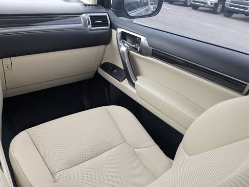 Used 2022 Lexus GX 460 Premium w/ Premium Package image 17