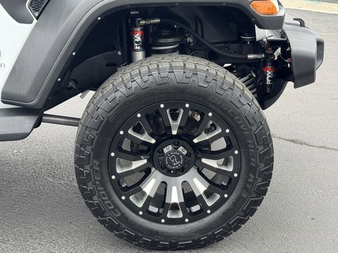 Used 2022 Jeep Gladiator Sport image 12